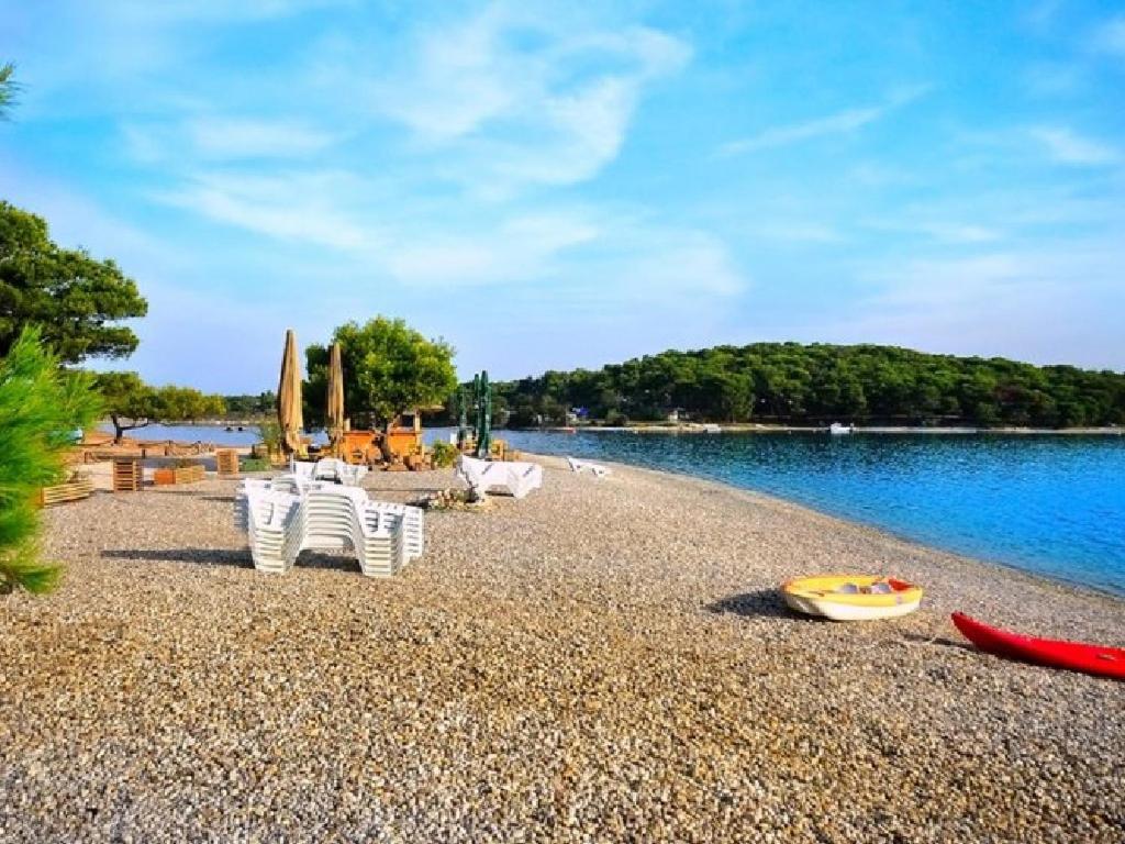 Beach House Ive With Jacuzzi, Pool, Playground And Bbq In An Olive Grove With A Beach, Pomer - Istria المظهر الخارجي الصورة